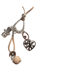 Herz-Halskette mit modischem Design aus Lederband und edlen Anhängern.