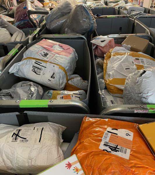 Echte nicht zugestellte DHL, Hermes Retoure - nicht angenommene Pakete, Secretpacks Secret PacksMystery Pakete, ungeöffnete Neuware