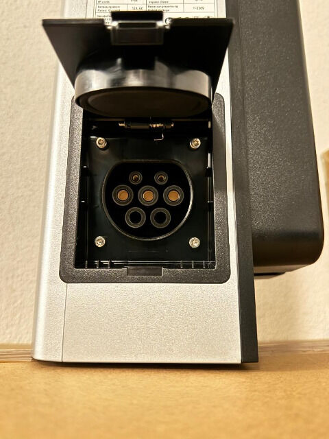 Siemens VersiCharge Gen3 AC-Wallbox 7,4 kW, Typ-2-Steckdose, App- & OCPP-fähig, RFID, MID-Zähler, Ethernet/WLAN.