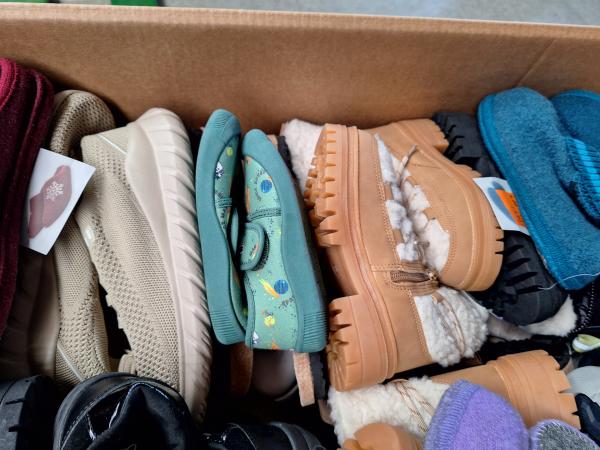 Schuhe - Mixpalette   ca 100 kg Pro Palettenbox