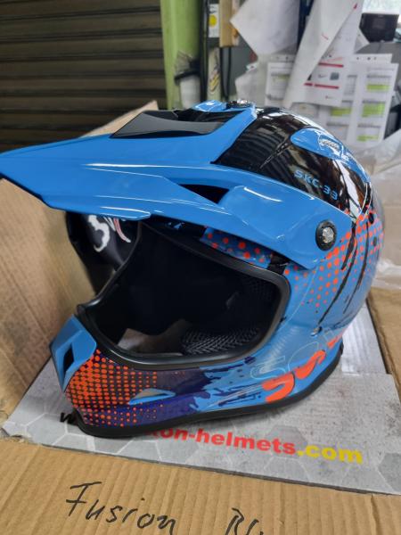 942 Stück Helme Motorradhelme Jethelme Crosshelme Rennhelme Online Preis 109.000 €