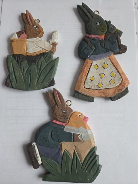 Holzstecker Osterhase mit Öse versch. Motive