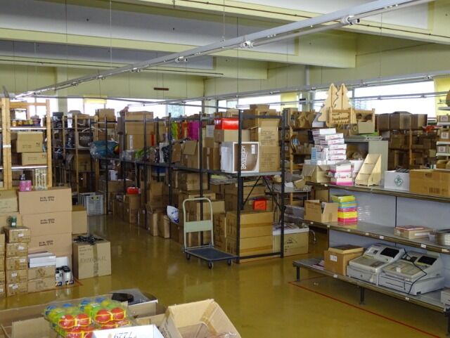 Lagerauflösung Deko- und Bürobedarf gegen Gebot