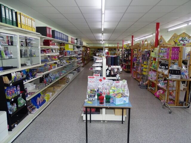 Lagerauflösung Deko- und Bürobedarf gegen Gebot