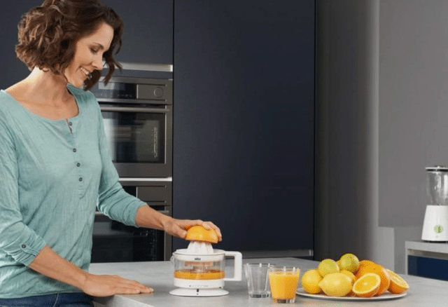 BRAUN CJ3000 elektrische Zitruspresse in Weiß mit 20W Leistung für die einfache Zubereitung frischer Säfte. Kompaktes Design, spülmaschineng