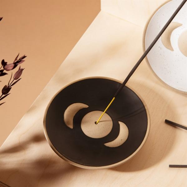 Sass & Belle Räucherstäbchenhalter Moon Phases schwarz 12,5 cm