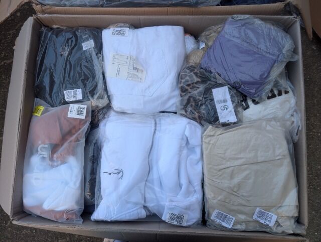 Streetwear & Mode Bekleidung Restposten Mix A/B Ware – Retouren Überbestände – Sonderposten für Export, Shops & Wiederverkäufer