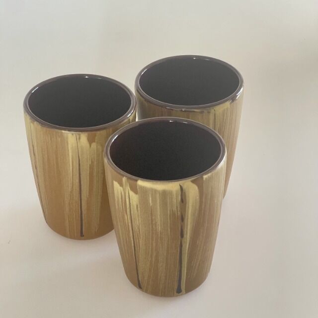 Keramik-Tassen und Becher – ca. 700 Stück gesamt – Gastro matt braun – 1B-Ware