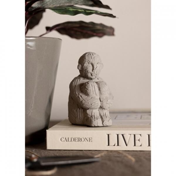 J-Line Statue Figur sitzend Zement grau 18 cm