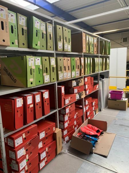 Sportbekleidung & Wintersport Restposten – 1.255 Teile + 187 Skischuhe – hoher VK über 130.000 € – Export / Händlerware