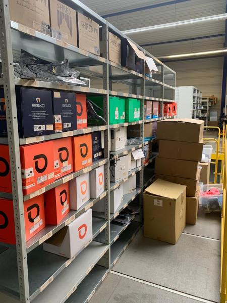 Sportbekleidung & Wintersport Restposten – 1.255 Teile + 187 Skischuhe – hoher VK über 130.000 € – Export / Händlerware