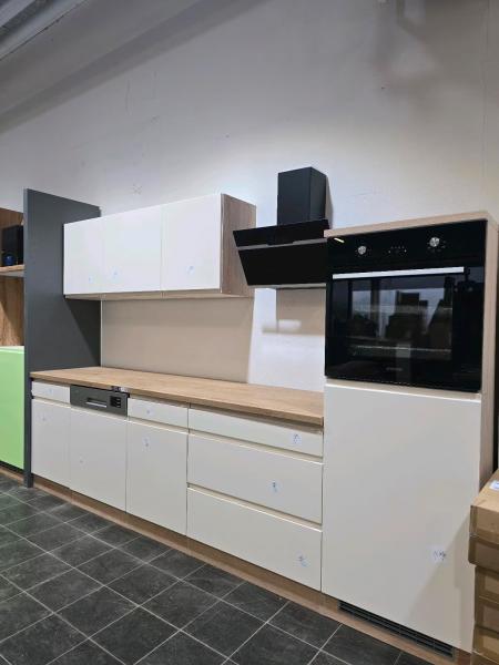 Küche mit Elektrogeräten (Geschirrspüler, Backofen, Dunstabzugshauben, Kühlschränke) Komplettküche