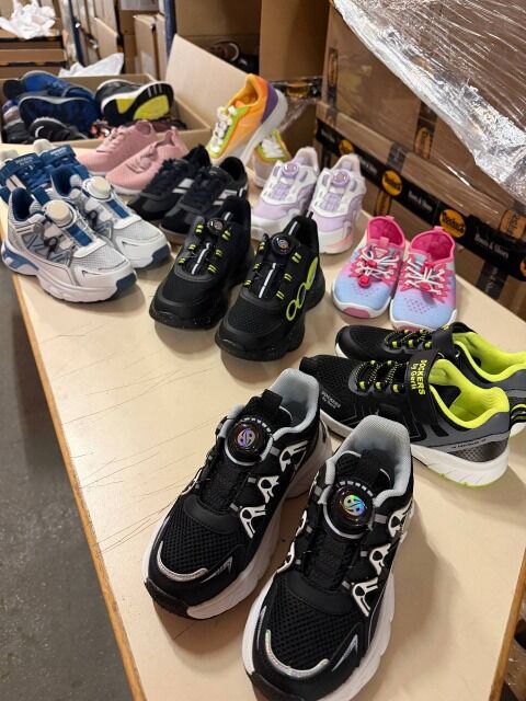 7,50 € DOCKERS Kinderschuhe Mix Kategorie A Muster neue Modelle vollständige Größenreihe Lagerware Fotos real Mindestbestellung ab 20 Paar