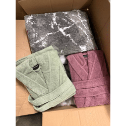 450 € — Stock Haustextilien Mix, Lot Nr. 26: 90 neue Muster, Bademäntel, Badteppiche und Bettwäsche, Ware auf Lager