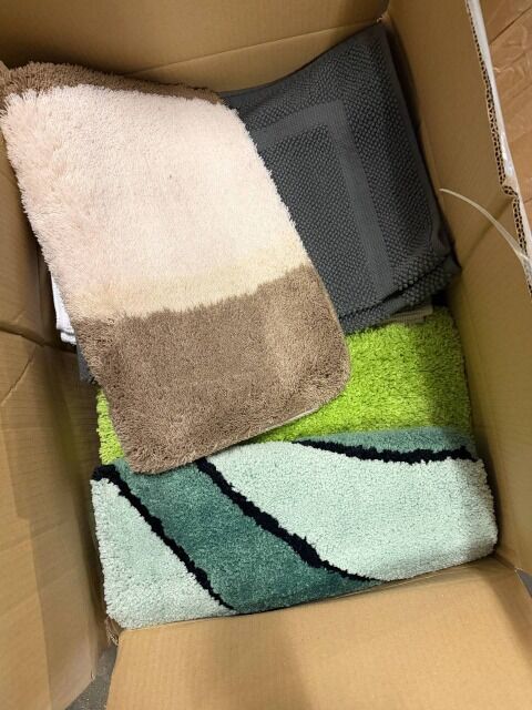 450 € — Stock Haustextilien Mix, Lot Nr. 26: 90 neue Muster, Bademäntel, Badteppiche und Bettwäsche, Ware auf Lager