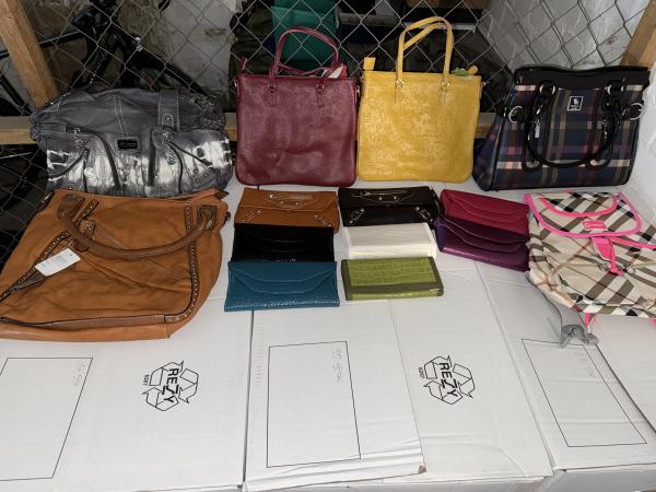 Großposten Markenhosen, Echtledertaschen, Damenhandtaschen, Portemonnaies & Rucksäcke – Neuware