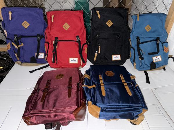 Großposten Markenhosen, Echtledertaschen, Damenhandtaschen, Portemonnaies & Rucksäcke – Neuware