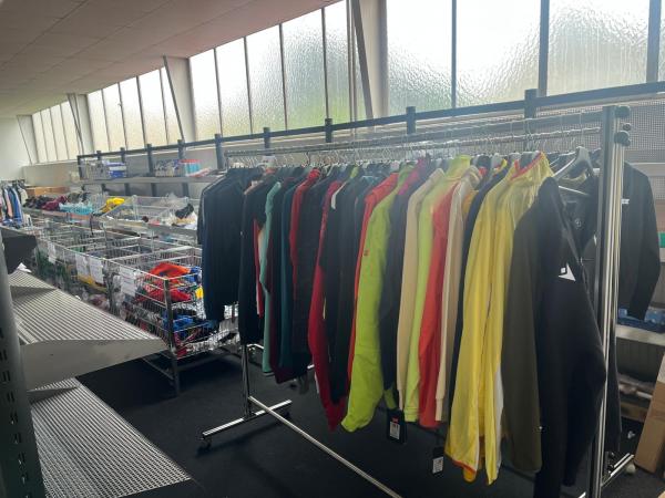  Restposten aus Geschäftsauflösung - Bekleidung& Fotografie- Artikel