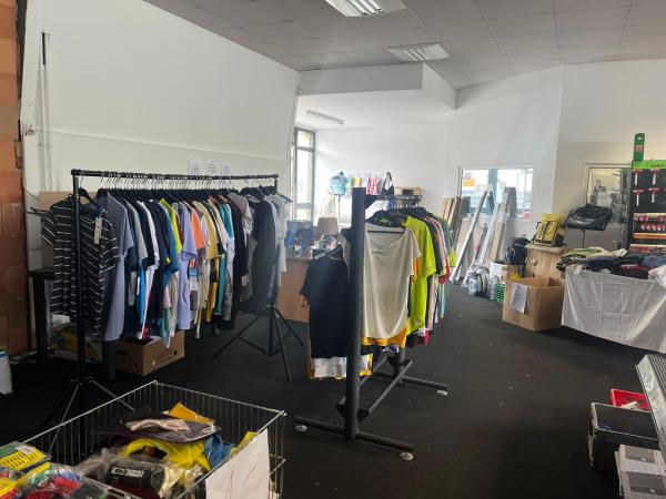  Restposten aus Geschäftsauflösung - Bekleidung& Fotografie- Artikel