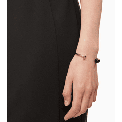 Moderner Calvin Klein Damen Armreif Edelstahl-Armband mit schwarzer Kugel und silberfarbener Metallscheibe Arm-Schmuck KJ9RMF0401 Silber