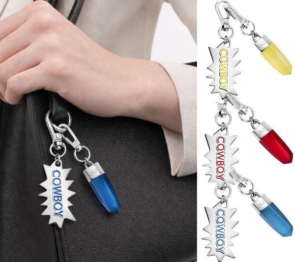 Cooles Calvin Klein Charm-Set Downtown Edelstahl-Anhänger mit kontrastfarbigen Harz und COWBOY-Schriftzug Taschen-Accessoires 7x1,3cm Gelb
