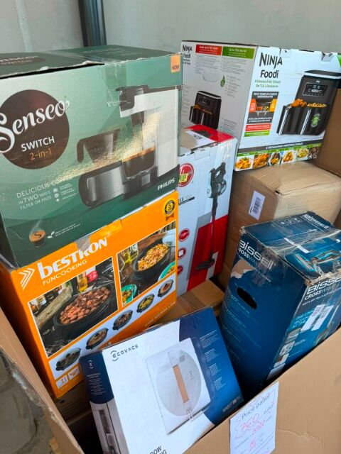 Mixed pallet of electrical goods: appliances for hot drinks, floor care products, kitchen appliances
