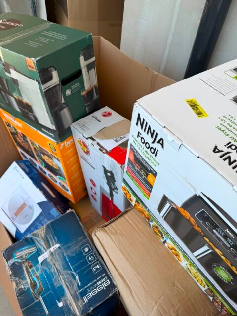 Mixed pallet of electrical goods: appliances for hot drinks, floor care products, kitchen appliances