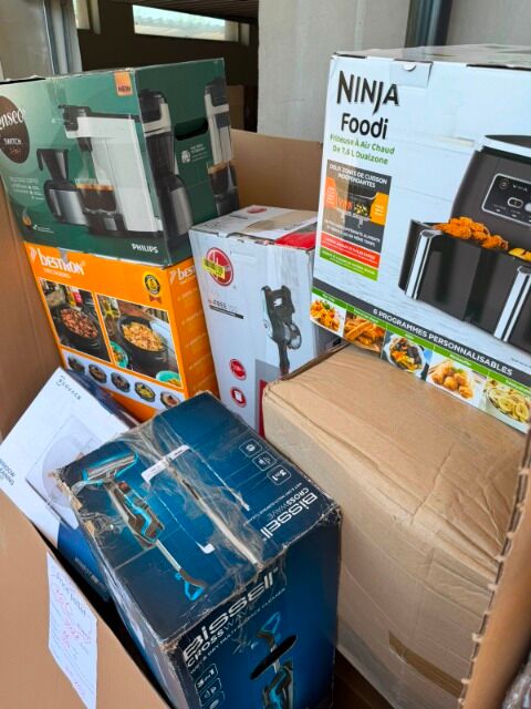 Mixed pallet of electrical goods: appliances for hot drinks, floor care products, kitchen appliances