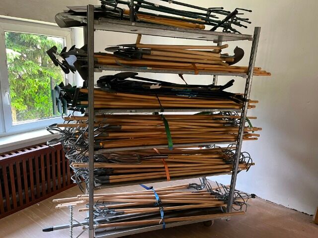 Ca. 150 neue Gartenwerkzeuge als Posten – Hacken, Grubber, Spaten, etc.