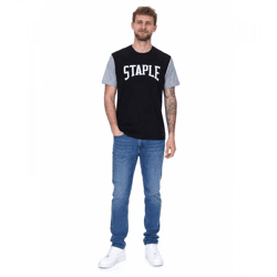 STAPLE Herren T-Shirt modisches Baumwoll-Shirt mit großem Marken-Schriftzug auf der Front 2208C7058 Schwarz