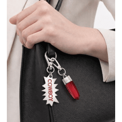 Edles Calvin Klein Charm-Set Downtown Edelstahl-Anhänger mit kontrastfarbigen Harz und COWBOY-Schriftzug Taschen-Accessoires 7x1,3cm KJJCR