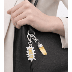 Schickes Calvin Klein Charm-Set Downtown Edelstahl-Anhänger mit kontrastfarbigen Harz und LIVE IT-Schriftzug Taschen-Accessoires 7x1,3cm K