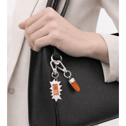 Urbanes Calvin Klein Charm-Set Downtown Edelstahl-Anhänger mit kontrastfarbigen Harz und UNITE-Schriftzug Taschen-Accessoires 7x1,3cm KJJC