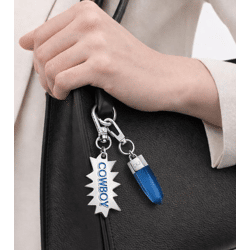 Modisches Calvin Klein Charm-Set Downtown Edelstahl-Anhänger mit kontrastfarbigen Harz und COWBOY-Schriftzug Taschen-Accessoires 7x1,3cm K