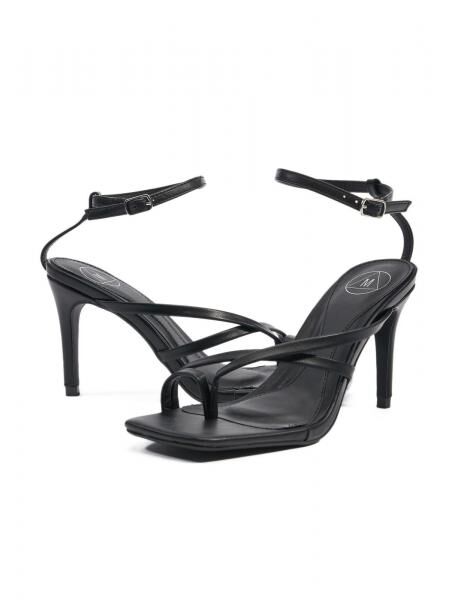Missguided Sandalen mit gekreuzten Zehenstegen und niedrigem Absatz in Schwarz