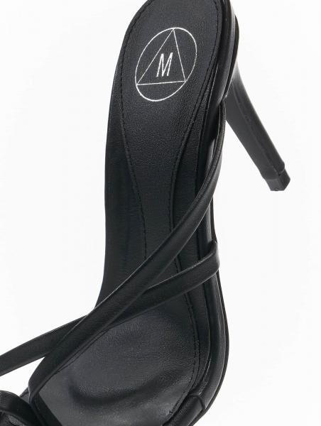 Missguided Sandalen mit gekreuzten Zehenstegen und niedrigem Absatz in Schwarz
