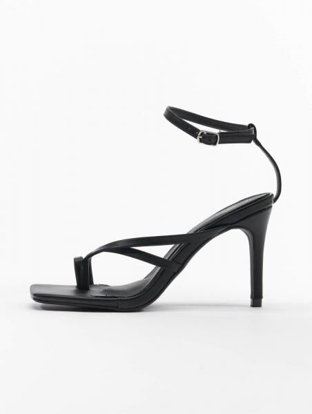 Missguided Sandalen mit gekreuzten Zehenstegen und niedrigem Absatz in Schwarz