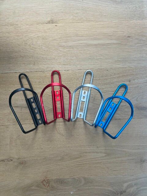 ISYbe Aluminum Bike Bottle Cages, Assorted Colors | 671 pcs (Black, Silver, Blue) | Great price starting at €0.84 net