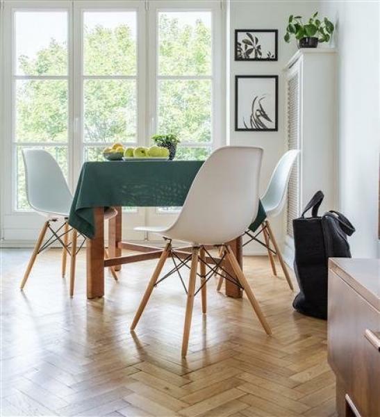 Esszimmerstuhl P016W weiß, Kunststoffschale, Holzbeine im DSW-Stil