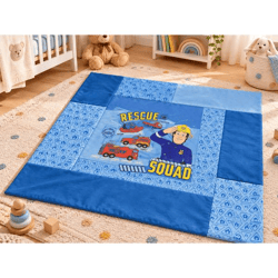 Feuerwehrmann Sam Krabbeldecke 115 × 115cm gepolsterte Spieldecke für Babys & Kleinkinder aus 100% Polyester von Herding Mehrfarbige Decke