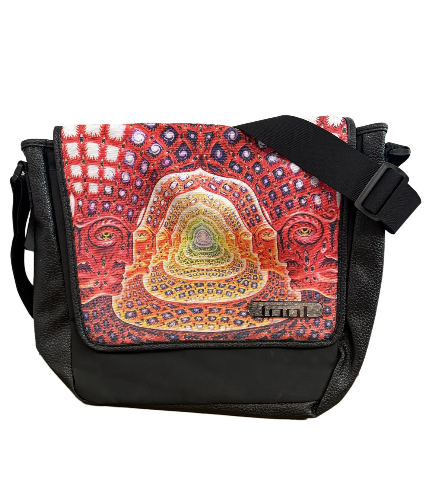 Tool&nbsp;Metal-Band Umh&auml;nge-Tasche Messengerbag stylische Laptop-Tasche Fan-Artikel 38 x 31 x 10 cm MB108193TOL0 Schwarz/Bunt
