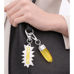 Cooles Calvin Klein Charm-Set Downtown Edelstahl-Anhänger mit kontrastfarbigen Harz und COWBOY-Schriftzug Taschen-Accessoires 7x1,3cm KJJC
