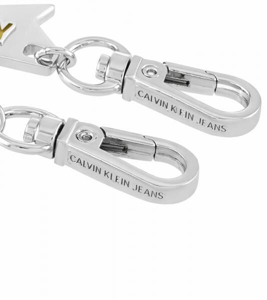Cooles Calvin Klein Charm-Set Downtown Edelstahl-Anhänger mit kontrastfarbigen Harz und COWBOY-Schriftzug Taschen-Accessoires 7x1,3cm KJJC