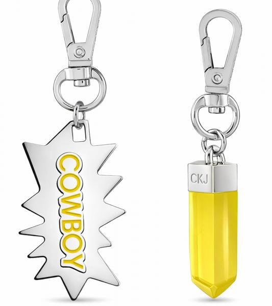Cooles Calvin Klein Charm-Set Downtown Edelstahl-Anhänger mit kontrastfarbigen Harz und COWBOY-Schriftzug Taschen-Accessoires 7x1,3cm KJJC