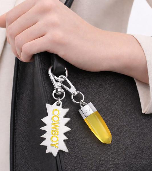 Cooles Calvin Klein Charm-Set Downtown Edelstahl-Anhänger mit kontrastfarbigen Harz und COWBOY-Schriftzug Taschen-Accessoires 7x1,3cm KJJC