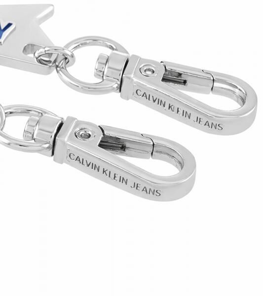 Modisches Calvin Klein Charm-Set Downtown Edelstahl-Anhänger mit kontrastfarbigen Harz und COWBOY-Schriftzug Taschen-Accessoires 7x1,3cm K