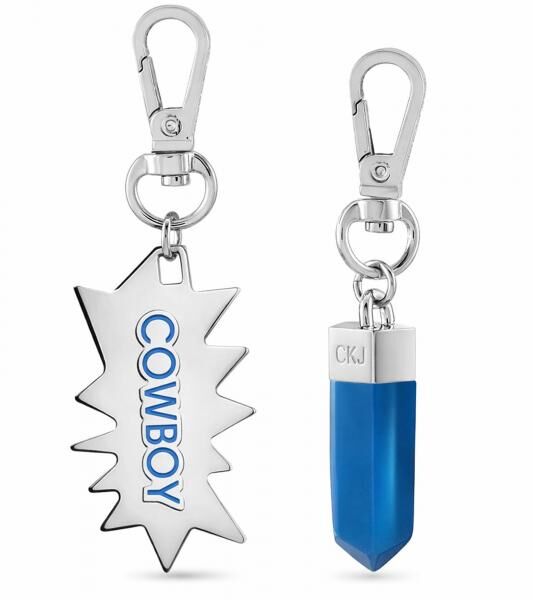 Modisches Calvin Klein Charm-Set Downtown Edelstahl-Anhänger mit kontrastfarbigen Harz und COWBOY-Schriftzug Taschen-Accessoires 7x1,3cm K