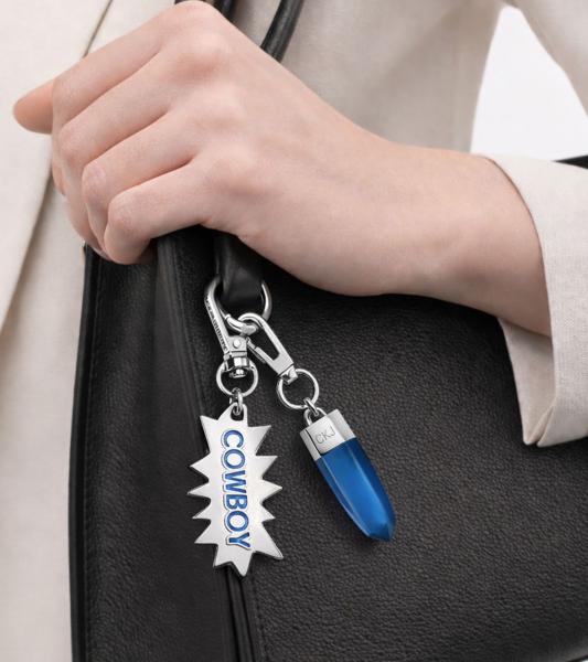 Modisches Calvin Klein Charm-Set Downtown Edelstahl-Anhänger mit kontrastfarbigen Harz und COWBOY-Schriftzug Taschen-Accessoires 7x1,3cm K
