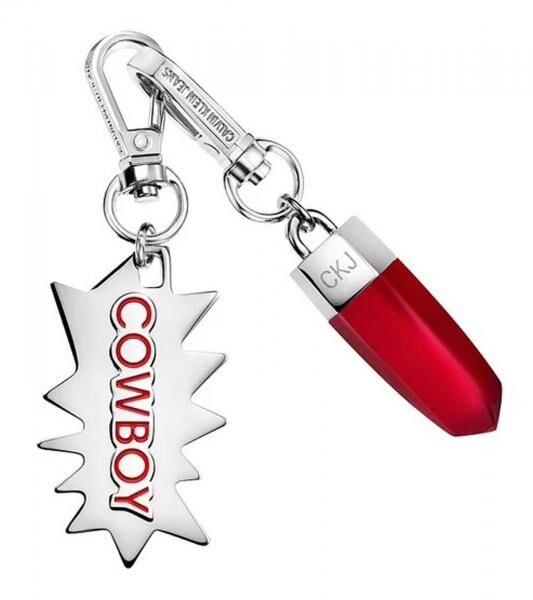 Edles Calvin Klein Charm-Set Downtown Edelstahl-Anhänger mit kontrastfarbigen Harz und COWBOY-Schriftzug Taschen-Accessoires 7x1,3cm KJJCR