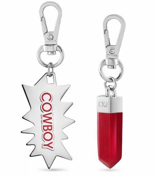 Edles Calvin Klein Charm-Set Downtown Edelstahl-Anhänger mit kontrastfarbigen Harz und COWBOY-Schriftzug Taschen-Accessoires 7x1,3cm KJJCR